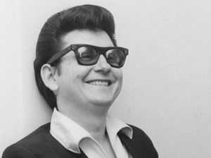 roy-orbison--essential--2up-bw-660abd1c38f8000b8e00e53a02b4a27190fb3287-s300-c85