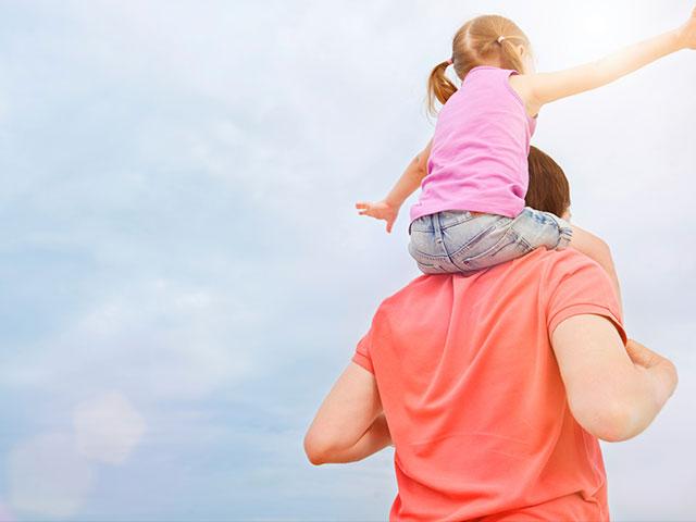 dad-carrying-daughter_SI