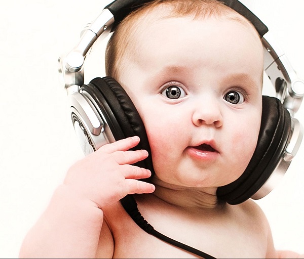 Cute-baby-with-bigg-headphones