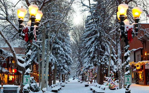 201411-w-americas-best-towns-for-the-holidays-1-aspen-colorado_0